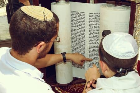 חתן בר מצווה ומדריך קוראים בתורה
