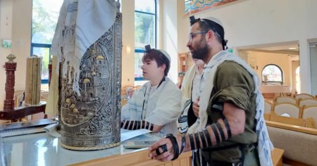 בר מצווה בבית כנסת ועולה לתורה עם מדי צה"ל