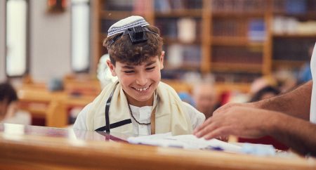 נער בר מצווה עולה לתורה בבית הכנסת